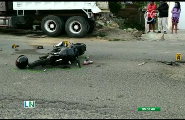 Un motociclista pierde la vida al chocar contra un automóvil